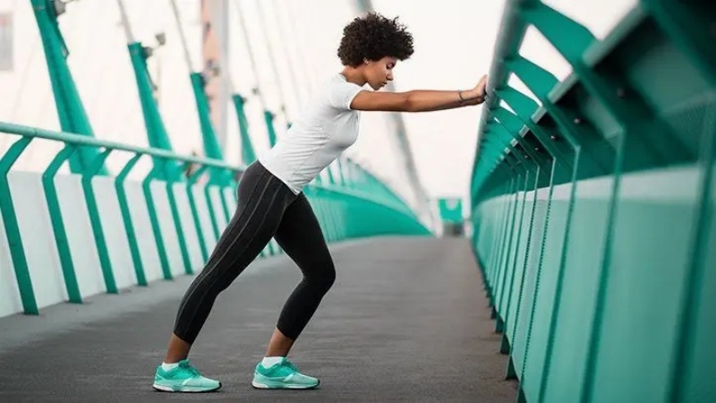 What kind of clothes should we wear when running