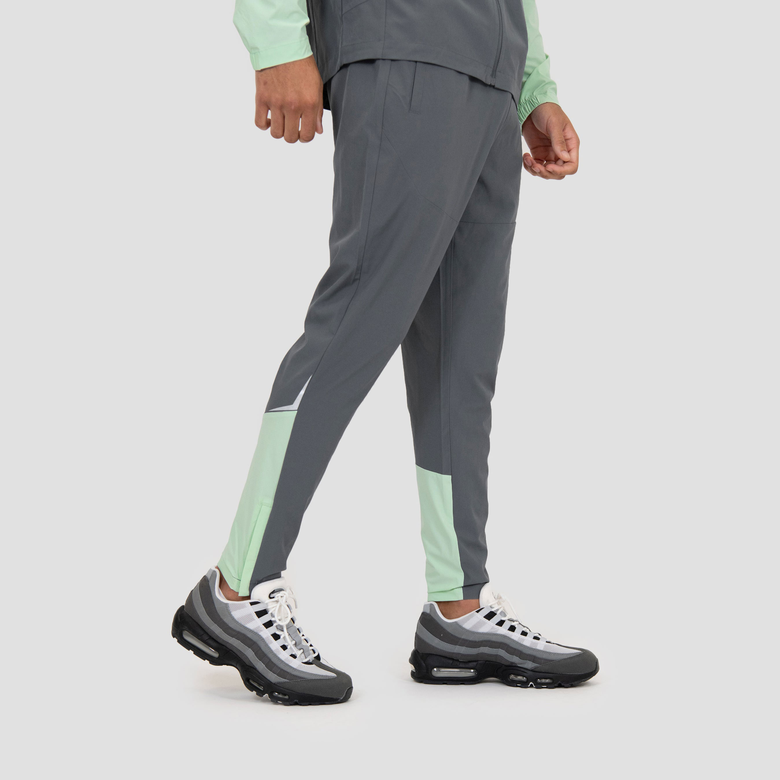 Men’s Lightweight Fitness Jogging Track Suit Manufacturer High Quality 100%Polyester Tracksuit Elastic Cuff Reflective Detail detail pictures