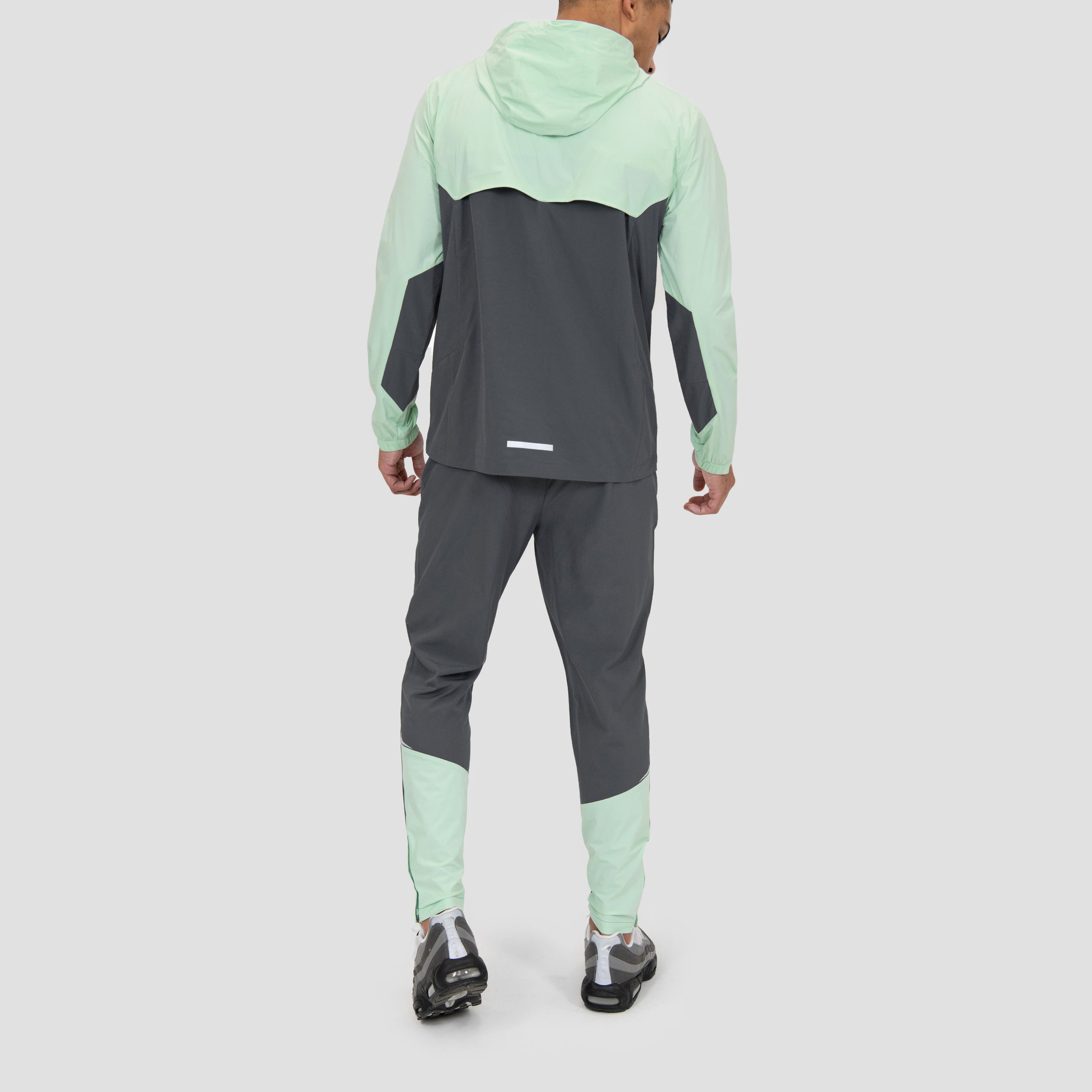 Men’s Lightweight Fitness Jogging Track Suit Manufacturer High Quality 100%Polyester Tracksuit Elastic Cuff Reflective Detail detail pictures