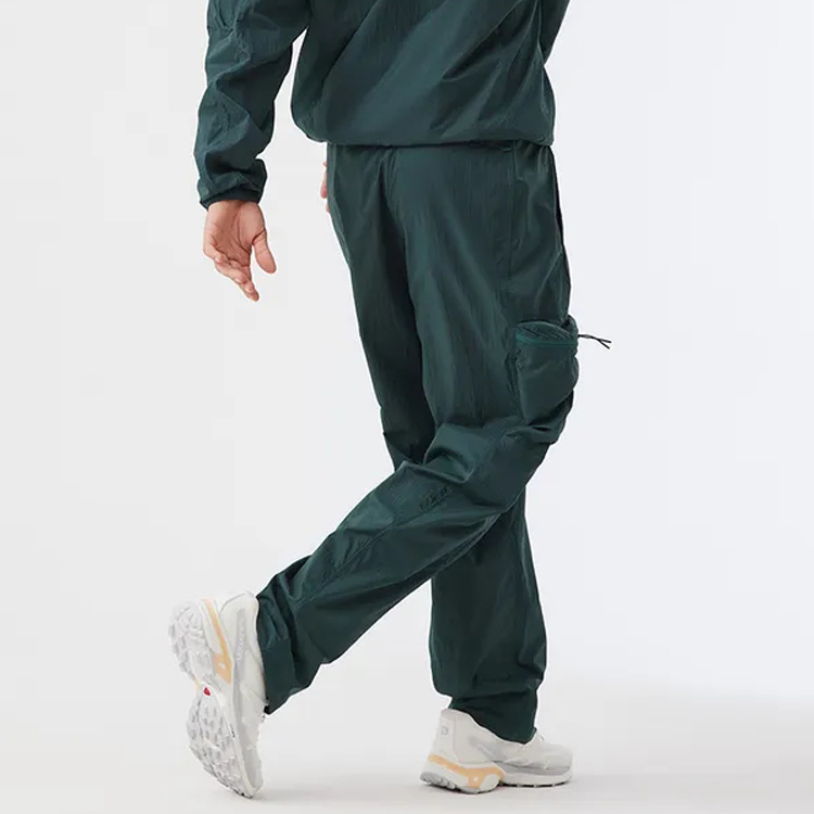 Custom Lightweight Polyester Drawstring Waist Windbreaker Jogger Sports Pants For Men detail pictures
