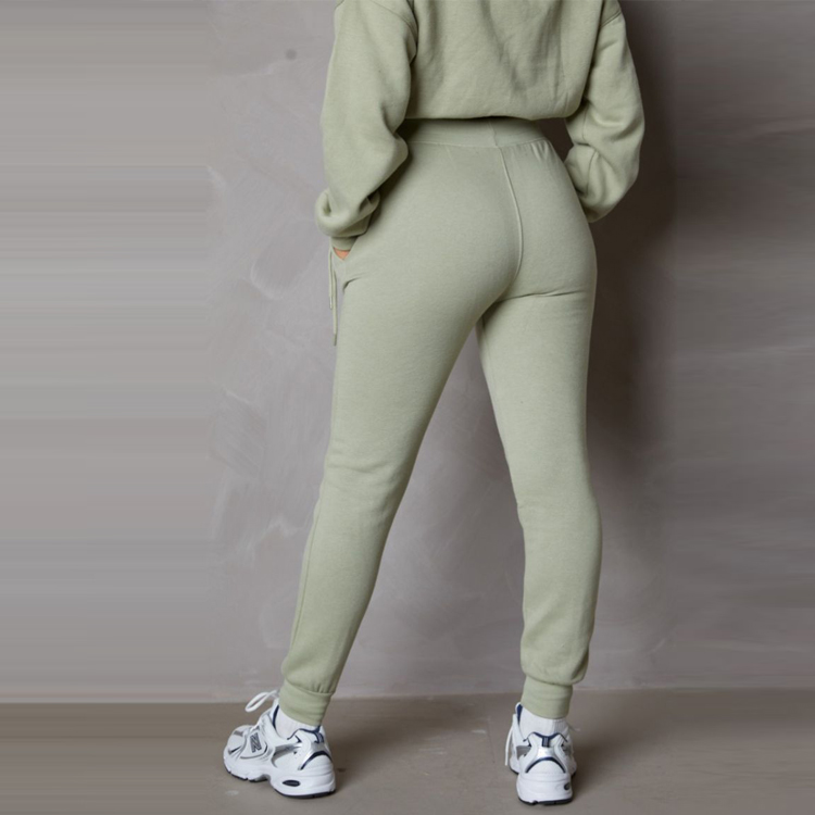 Wholesale Customized Slim Fit Sweatsuits Cotton Crop Jogging Tracksuit Set For Women detail pictures